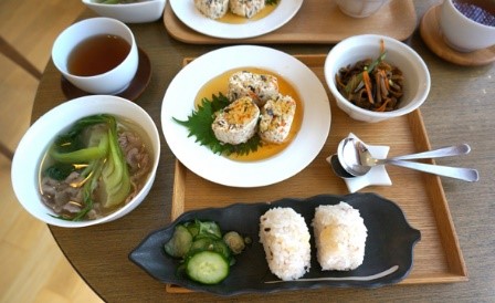 薬膳：玉ねぎ、チンゲン菜、豚肉のスープ